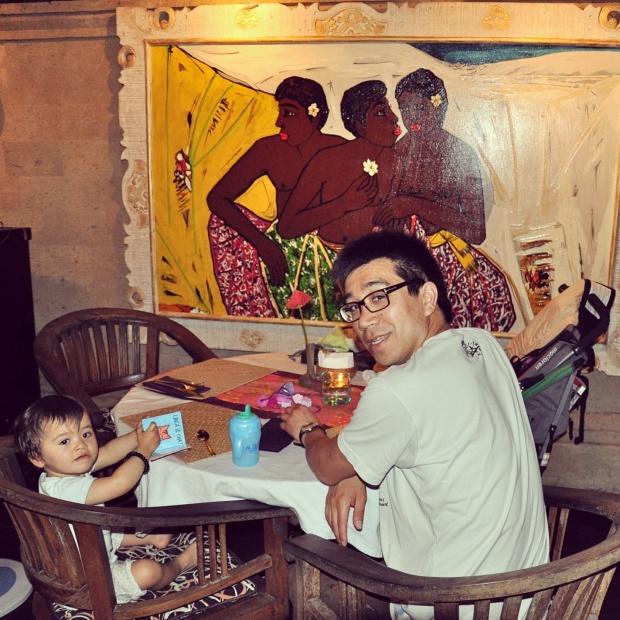 restaurant avec un enfant lors d'un voyage à Bali, Indonésie